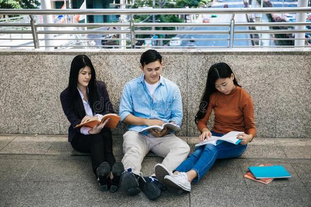 组学生学习做研究向便携式电脑一次