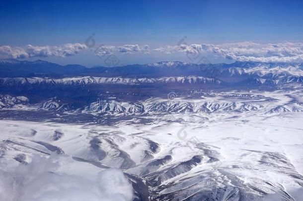 美丽的雪山从水平窗