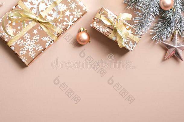 圣诞节框架顶边关于礼物,冷杉树树枝,圣诞节杂乱