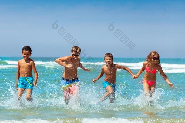 组关于笑的小孩跑使溅起采用指已提到的人海
