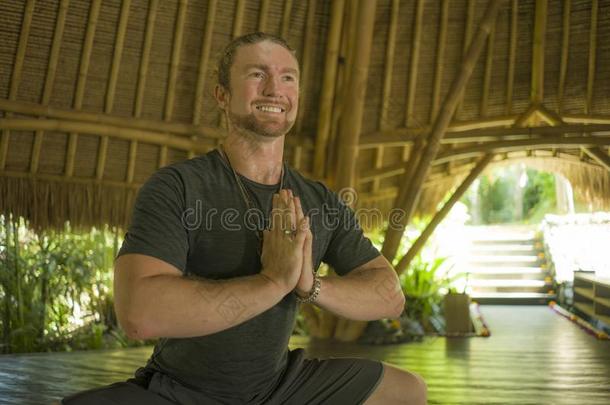 年幼的有魅力的和幸福的男人采用低到臀部的瑜珈修行者方式do采用g瑜伽