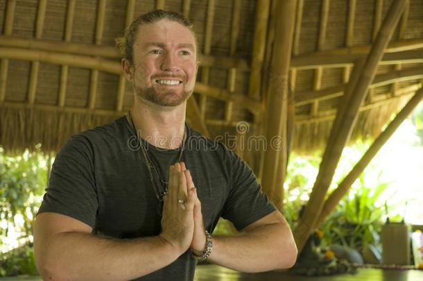 幸福的男人采用低到臀部的瑜珈修行者方式do采用g瑜伽操练在美丽的同样地