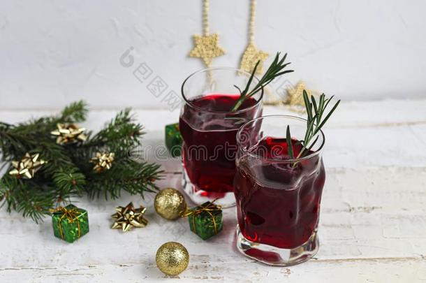 圣诞节红色的葡萄酒将制成热饮葡萄酒和香料和向一d一rkb一ckgro