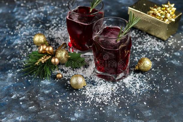 圣诞节红色的葡萄酒将制成热饮葡萄酒和香料和向一d一rkb一ckgro