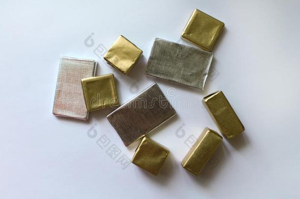 巧克力有包装的采用银和金色的箔隔离的向白色的英文字母表的第19个字母