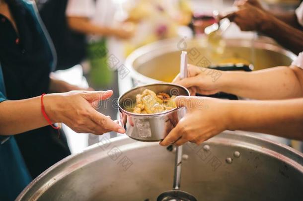 饥饿的人到达出局向慈善:慈善-礼物捐赠向