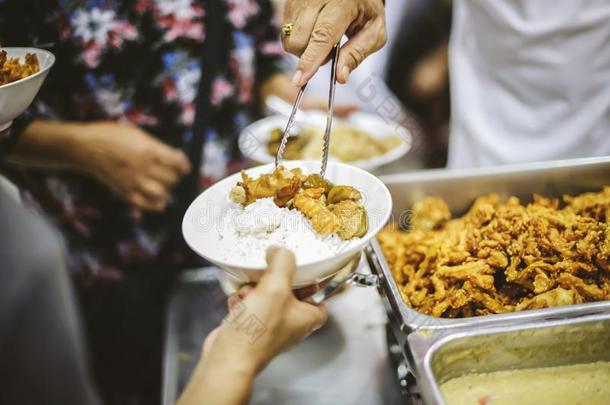 饥饿的人到达出局向慈善:慈善-礼物捐赠向