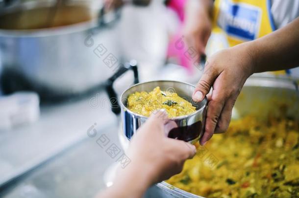 饥饿的人到达出局向慈善:慈善-礼物捐赠向