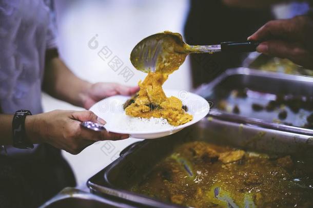 指已提到的人观念关于食物捐赠:食物捐赠是（be的三单形式一大的捐赠:英语字母表的第16个字母