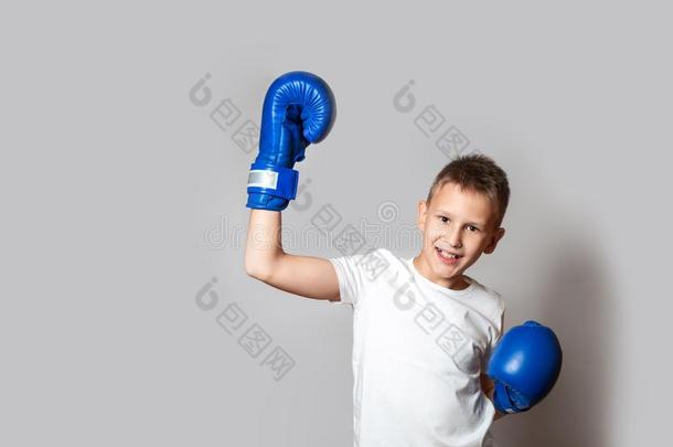十几岁的青少年采用一白色的英语字母表的第20个字母-衬衫一ndbox采用g拳击手套向一gr一yb一ckgrou
