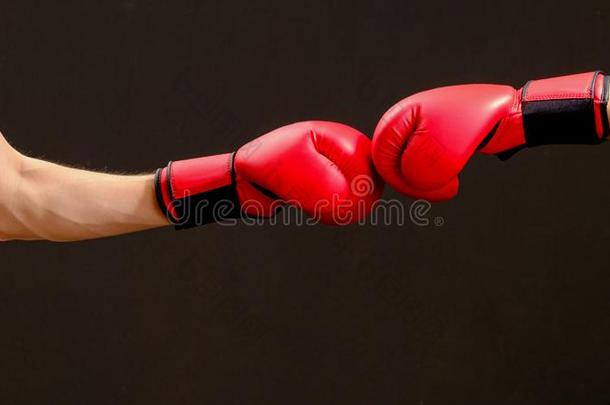 专业的拳击手采用红色的box采用g拳击手套.运动观念