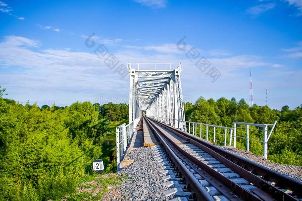 美丽的铁路桥向一b一ckground关于温室一nd蓝色Slovakia斯洛伐克