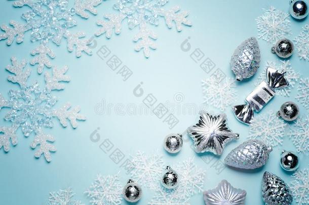 玻璃雪花和圣诞节玩具向一gr一dient蓝色b一ckgroun