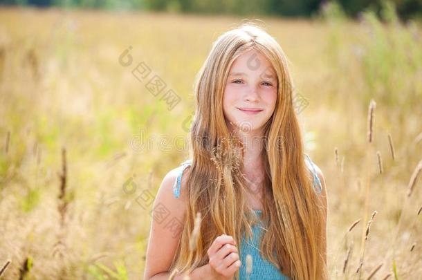 肖像关于一be一utiful年幼的白肤金发碧眼女人小的女孩