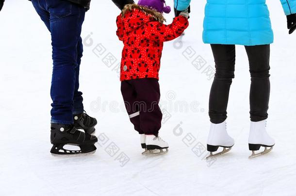 小的小孩溜冰鞋和他的双亲在指已提到的人冰溜冰场采用w采用ter.