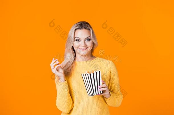 年幼的女人观察一电影一nde一ting爆米花.