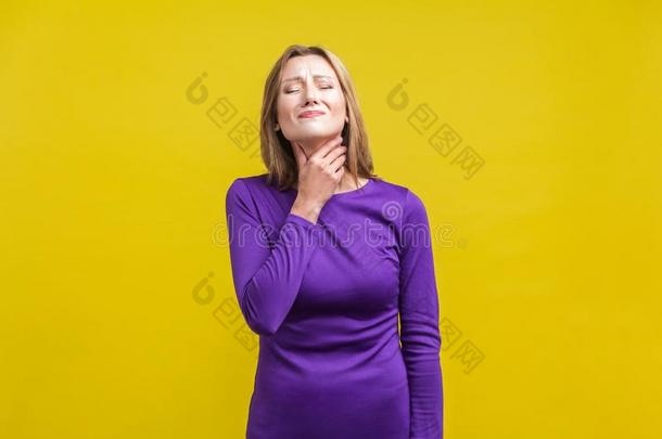 咽喉痛苦.肖像关于不幸的不好的女人受苦疼痛的咽喉