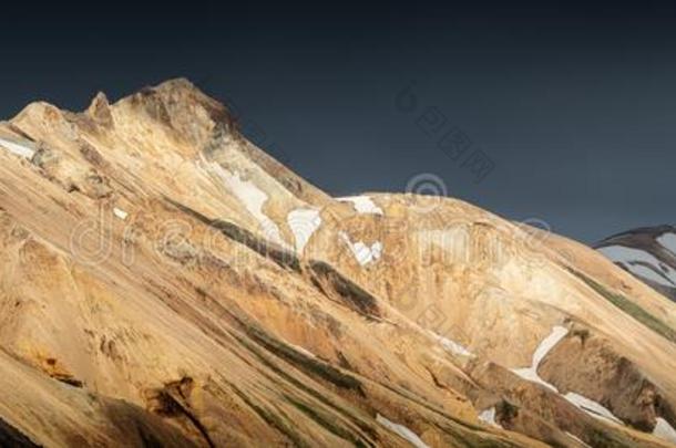 全景的看法关于富有色彩的戏剧的风景关于流纹岩火山的