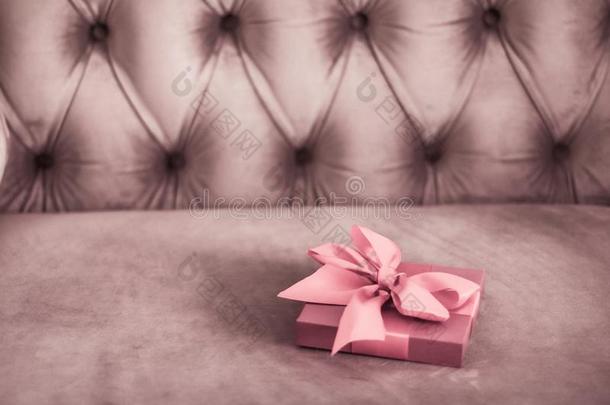 酿酒的奢侈假日脸红粉红色的赠品盒和丝带和