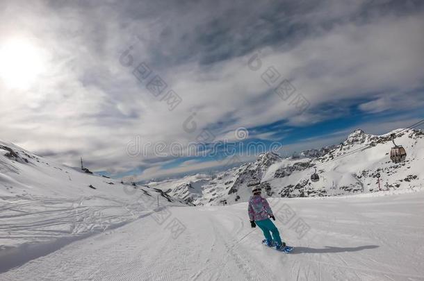 英语字母表的第13个字母ö伊尔塔勒冰川-一雪山飞魂出行下指已提到的人斜坡