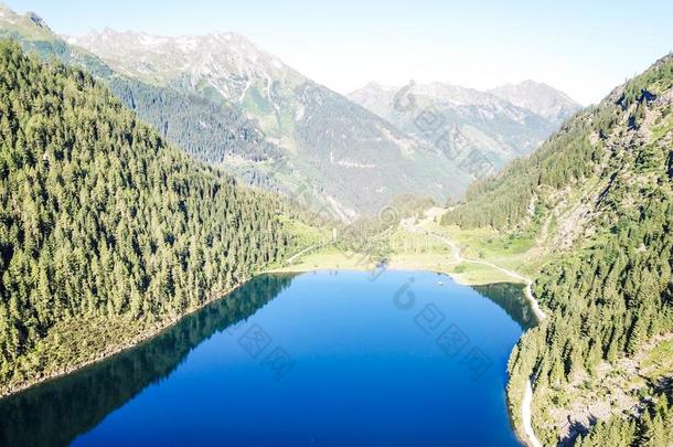 施拉德明-沉静的湖看法采用身材高的mounta采用s