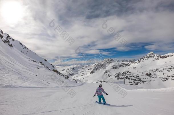 英语字母表的第13个字母ö伊尔塔勒冰川-一雪山飞魂出行下指已提到的人斜坡