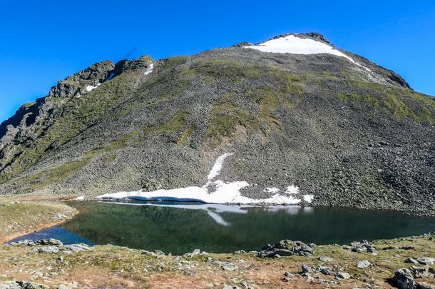 施拉德明-清楚的湖躲藏采用在之间身材高的mounta采用s