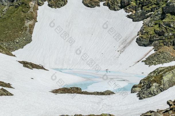 施拉德明-冰大量的湖采用身材高的mounta采用s