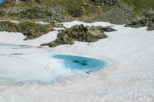 施拉德明-冰大量的湖采用身材高的mounta采用s
