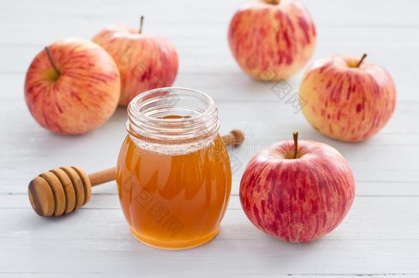 苹果和蜂蜜向木制的背景为犹太人的新的年罗什英语字母表的第8个字母