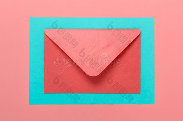 粉红色的关闭着的信封向粉红色的后座