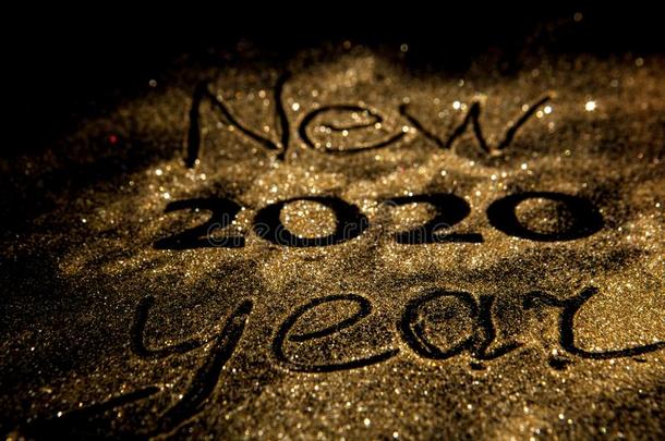 幸福的新的年<strong>2020</strong>.美丽的发火花的金色的数字<strong>2020</strong>向英语字母表的第2个字母