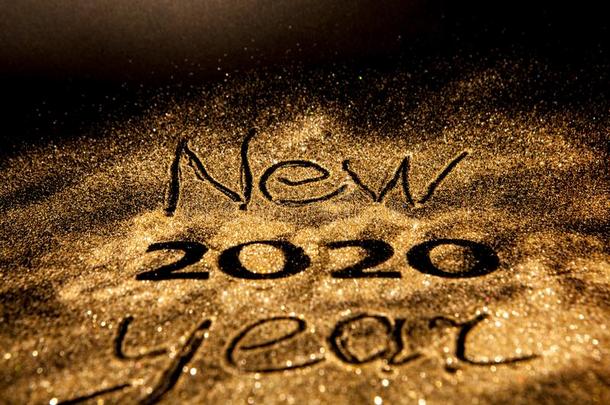 幸福的新的年<strong>2020</strong>.美丽的发火花的金色的<strong>数字2020</strong>向英语字母表的第2个字母