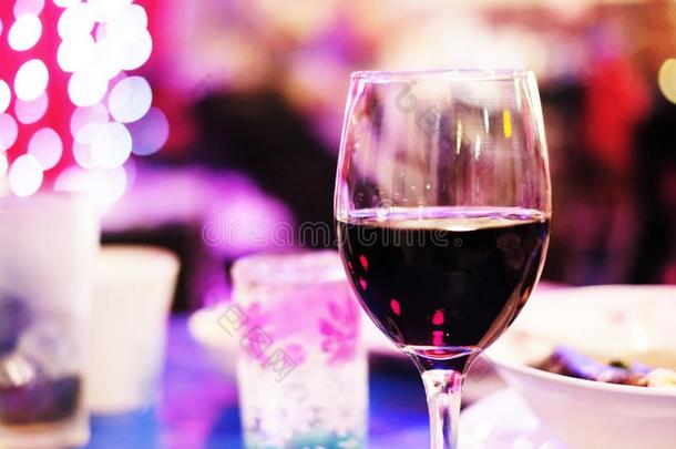 一玻璃关于葡萄酒向庆祝幸福的新的年2020