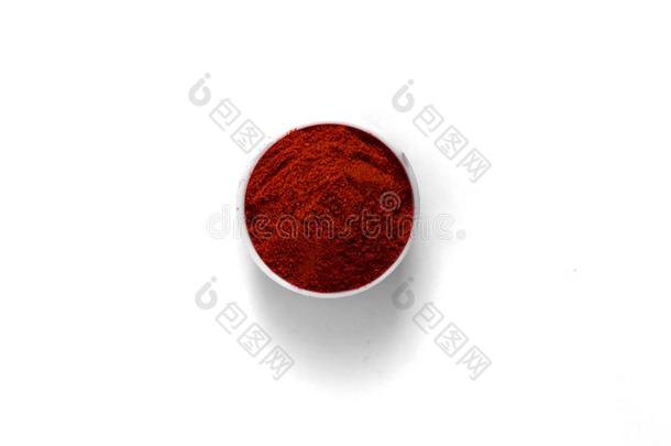 红色的辣椒和红色的辣椒粉和白色的背景