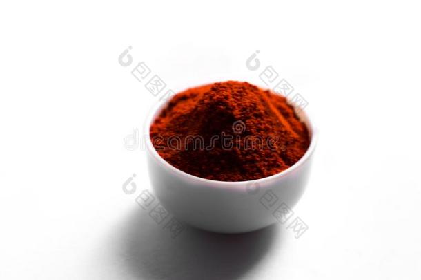 红色的辣椒和红色的辣椒粉和白色的背景