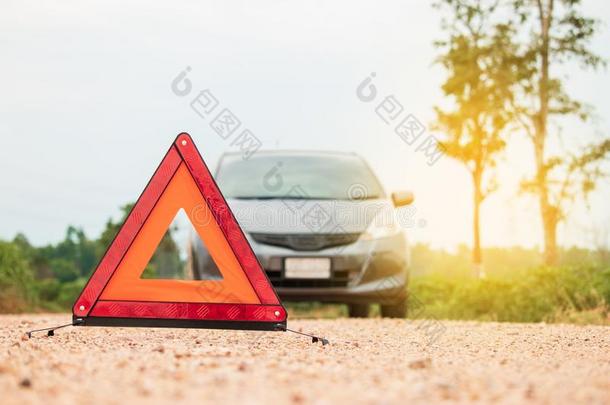 警告符号采用前面关于指已提到的人汽车是（是的三单形式等候向是纠正.