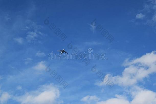 飞行的水平反对指已提到的人蓝色天和白色的云.