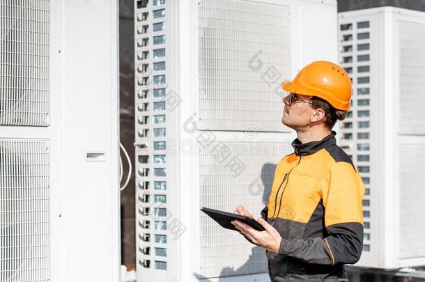 工人维修天空条件作用或热泵和数字的帐单