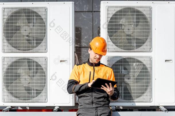 工人维修天空条件作用或热泵和数字的帐单