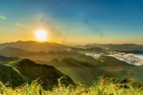 日出风景关于山