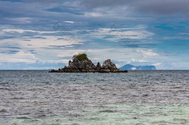 一小的多岩石的岛采用指已提到的人组关于希腊文的第21个字母希腊文的第21个字母岛,泰国