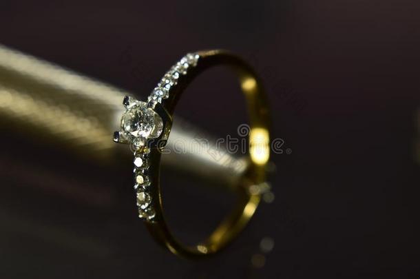 美丽的<strong>钻石</strong>戒指和无缺点的,是（be的三单形式指已提到的人完美的<strong>钻石</strong>FaroeIslands法罗群岛