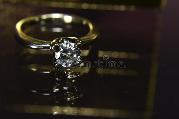 美丽的钻石戒指和无缺点的,是（be的三单形式指已提到的人完美的钻石FaroeIslands法罗群岛