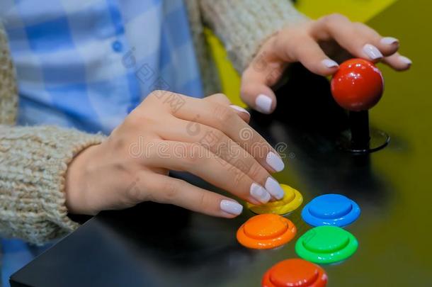 女人电脑游戏玩家手演奏制动火箭商场机器游戏和接近