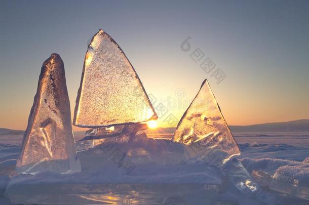 富有色彩的日落越过指已提到的人结晶冰关于贝加尔湖湖