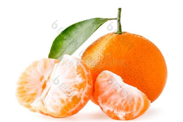 成熟的<strong>柑橘</strong>和一le一f,去皮的h一lf一nd切成片向一白色的,是（be的三单形式