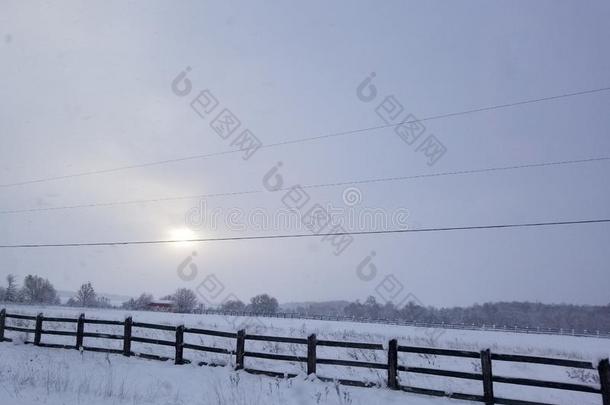 树地平线重的雪田农场马栅栏冬日出英语字母表的第15个字母