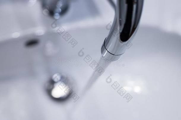 节约水:关在上面关于栓和清楚的,流动的水