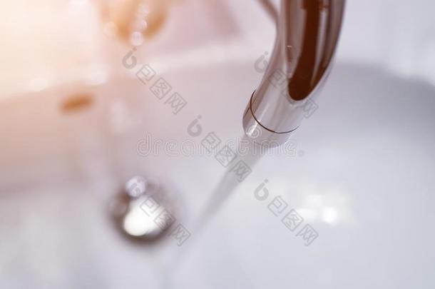 <strong>节约水</strong>:关在上面关于栓和清楚的,流动的水.黎明